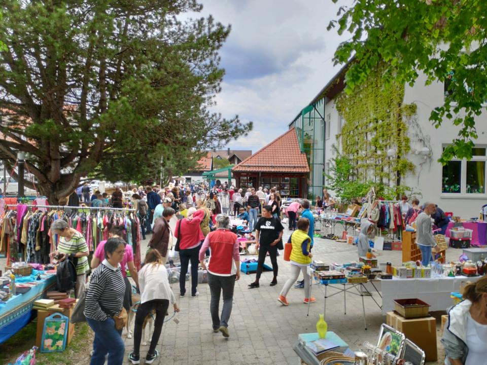  Flohmarkt am schulhof - Foto 1