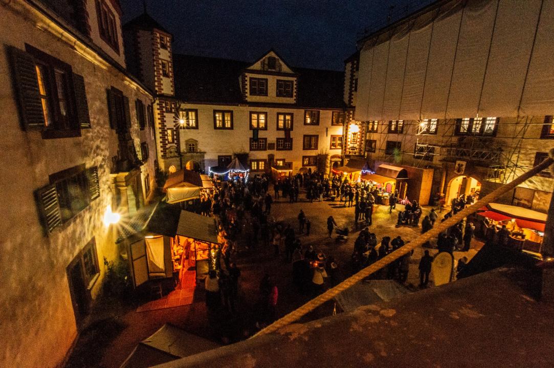  Mittelalterlicher Mainachtsmarkt auf Schloss Wilhelmsburg - Foto 1