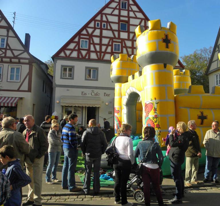  Holzmarkt mit verkaufsoffenem Sonntag am 27. Oktober 2024 in Oettingen - Foto 2