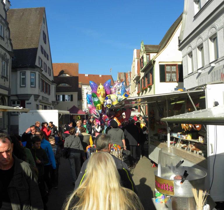  Holzmarkt mit verkaufsoffenem Sonntag am 27. Oktober 2024 in Oettingen - Foto 3