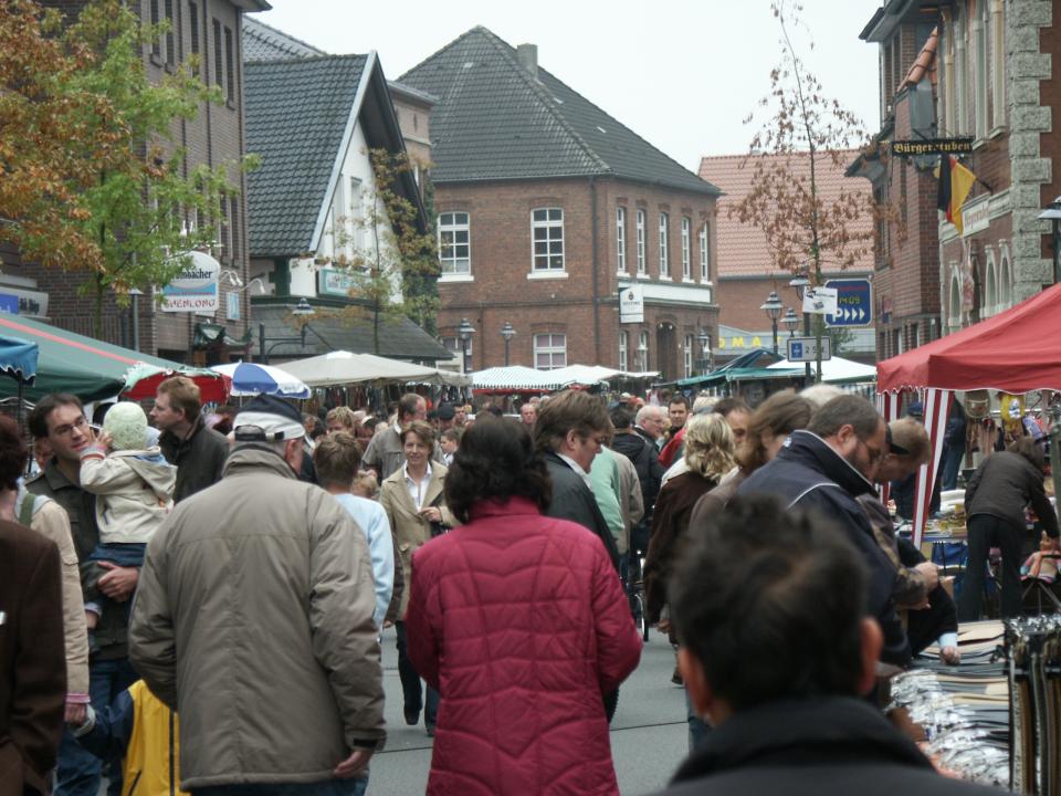  Sommerkirmes mit Trödelmarkt in Dinklage Zentrum 2025 - Foto 1