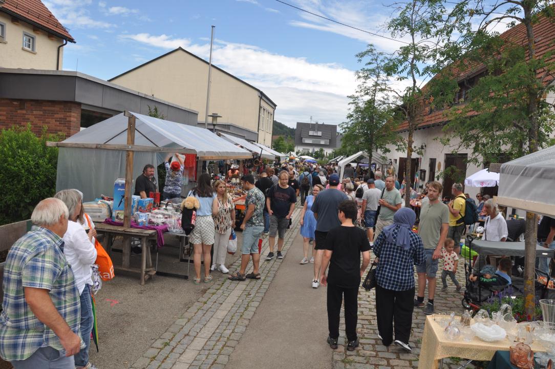  25. Nendinger Flohmarkt in  Nendingen bei Tuttlingen - Foto 3