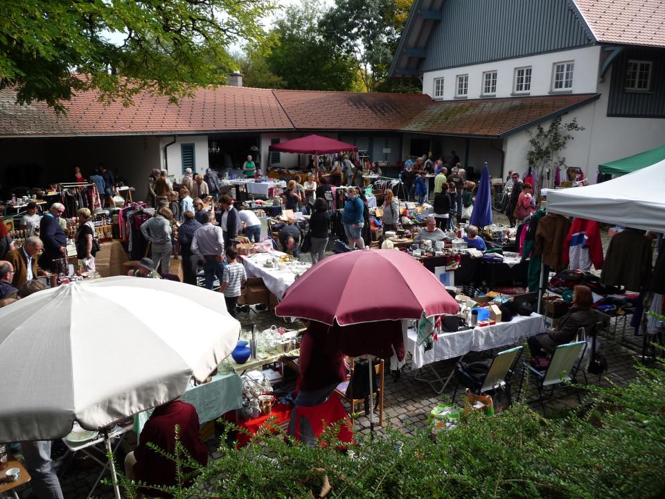  Flohmarkt im historischen Schlosshof - Foto 1