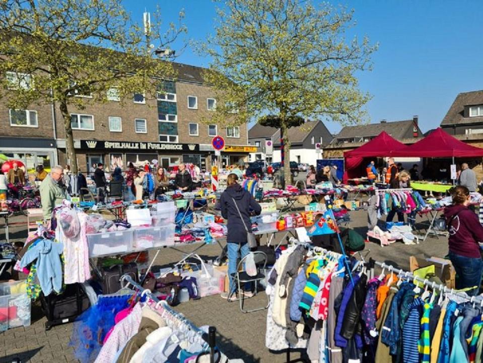  Kinderkleider- und Spielzeugmarkt auf dem Fuhlenbrocker Markt - Foto 2