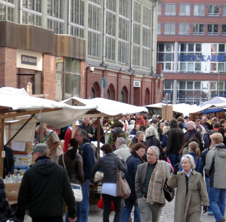  Sammler- und Antikflohmarkt am Berliner Ostbahnhof - Foto 1