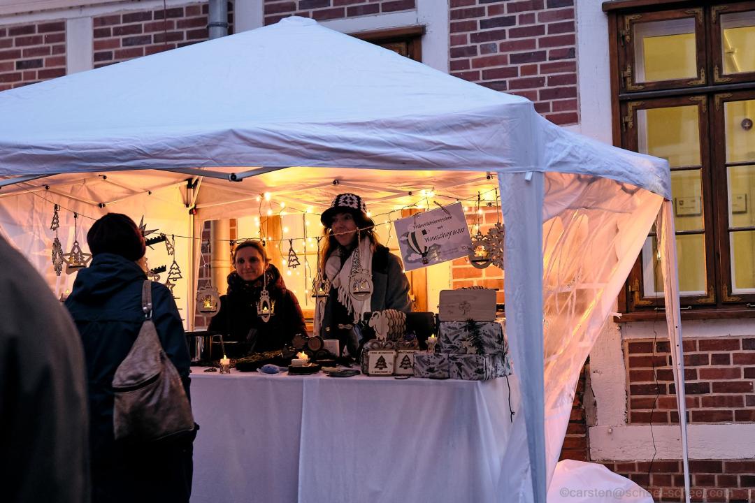  Weihnachtszauber - Weihnachtlicher Kunsthandwerkermarkt im Winsener Schloss - Foto 3