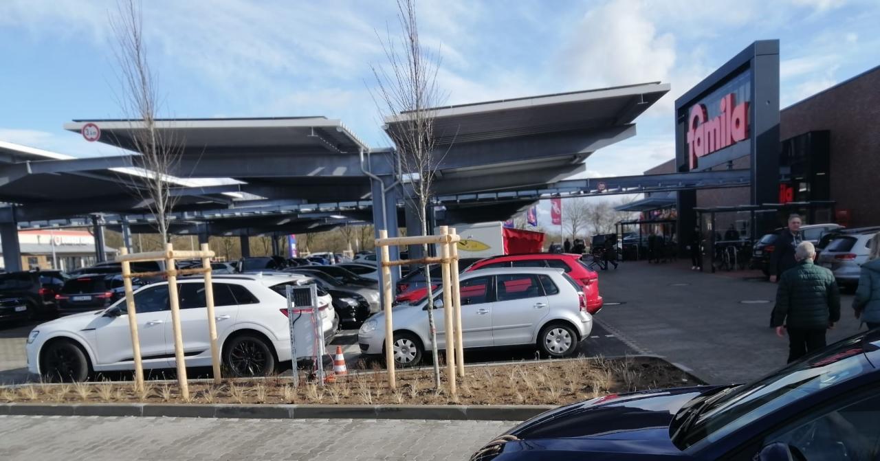  ITZEHOEr famila-Flohmarkt (teilüberdacht) - Foto 1